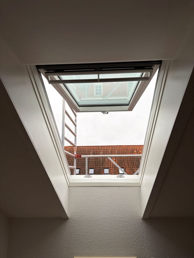 Nyt VELUX-ovenlysvindue med redningsåbning set indefra efter udskiftning i Lynge